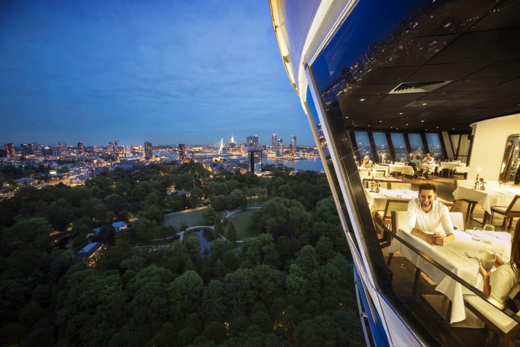 Dineren in de avond bij Euromast Rotterdam