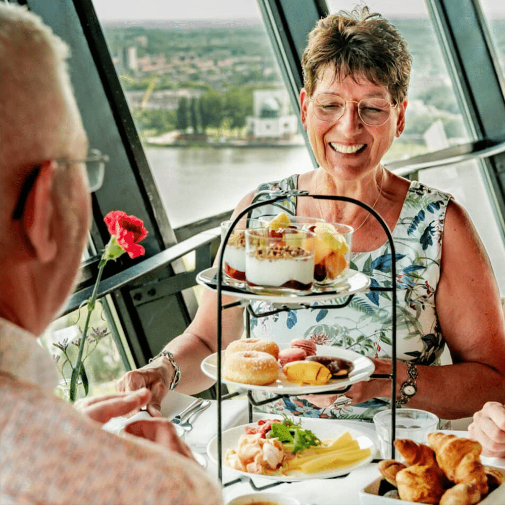 2 mensen brunchen Euromast